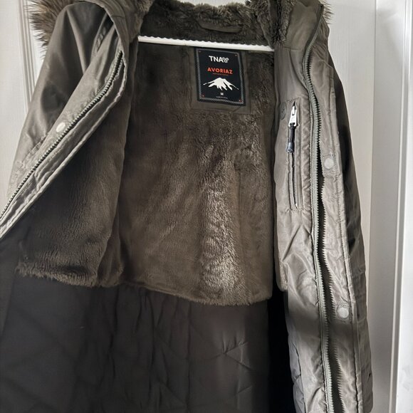 Aritzia's TNA Avoriaz parka - Picture 8 of 8